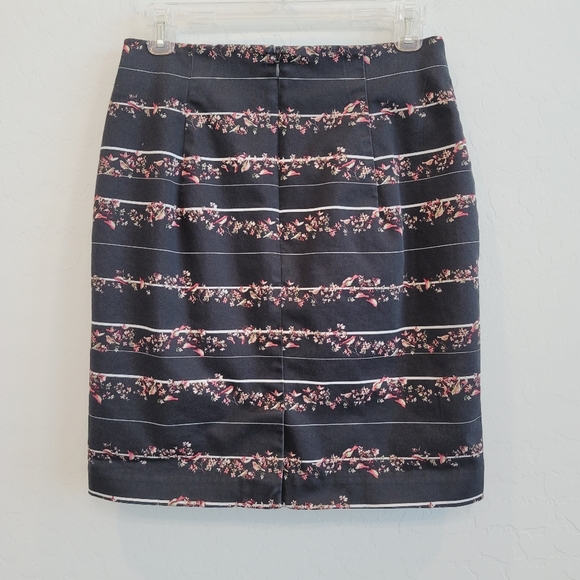💕Worthington Black Pencil Skirt with Floral & Birds Print Women's Size 8 Petite - Picture 4 of 10